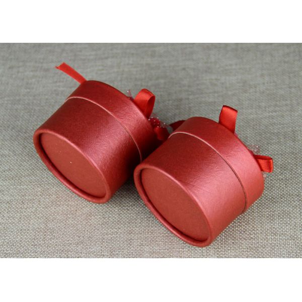 Миниые красные круглые коробки и бумажные чонсервные банкы для упаковывать подарка венчания/подарка дня рождения