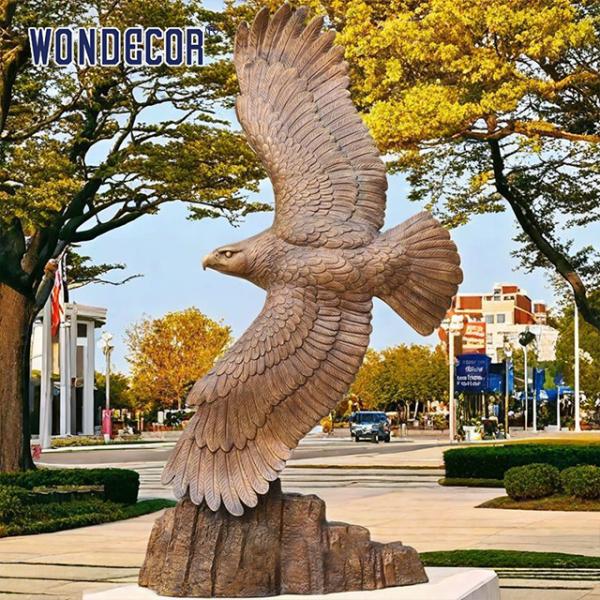 Águila calva de bronce sentado en el árbol
