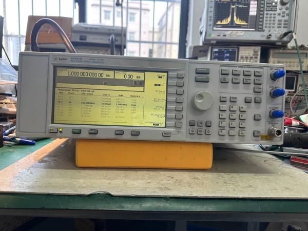 Agilent Signal Generator E4421B  2 GHz ESG-AP Analog / Vector Signal Generator