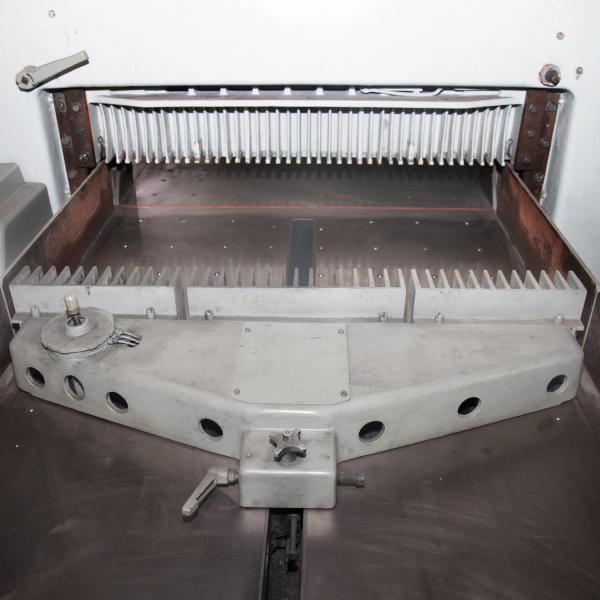Semi Automatic A3 A4 Electric Paper Cutting Machinery 1150mm Guillotine Book Cutter