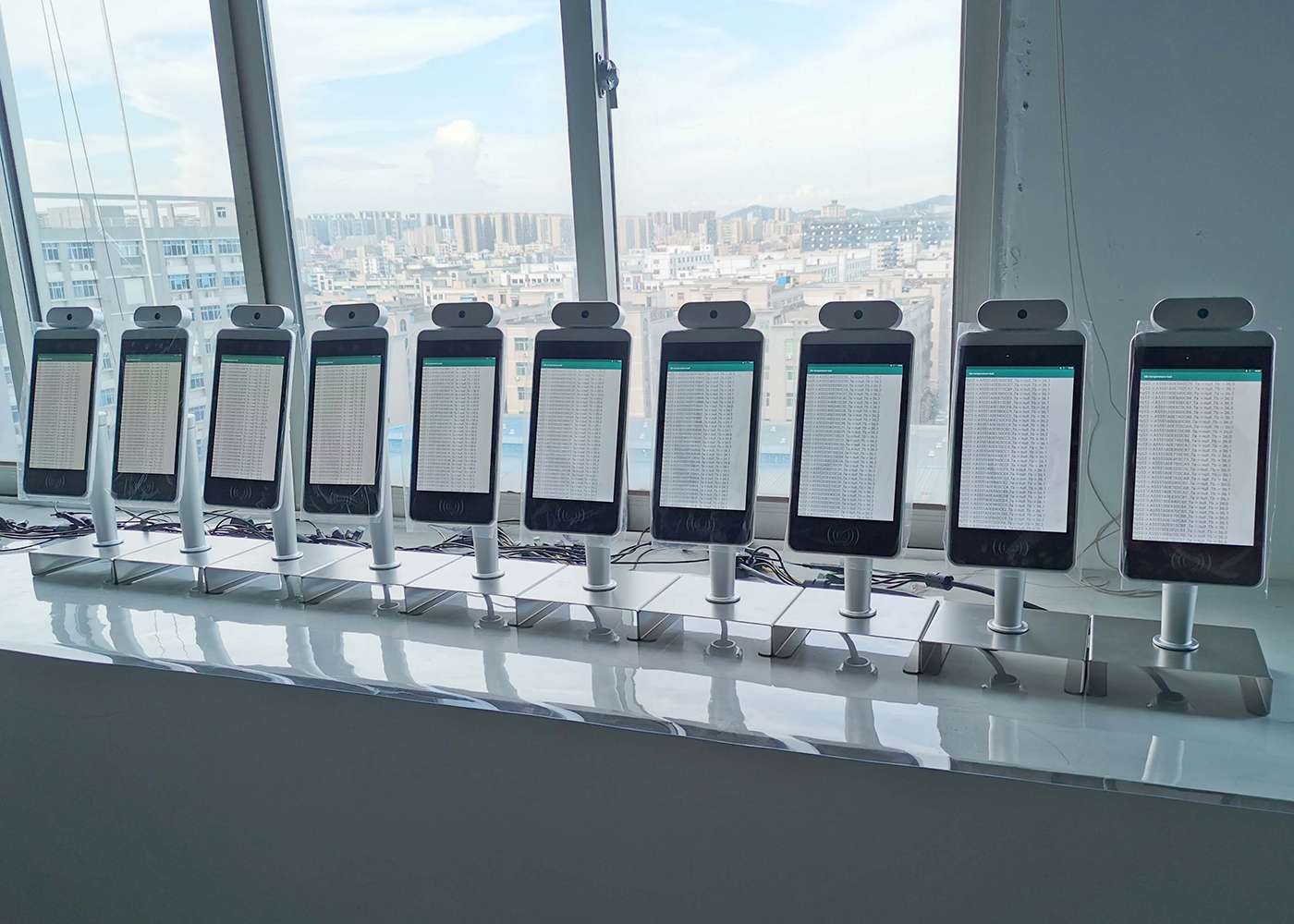 Безопасная машина читателя карты распознавания лиц RFID киоска измерения температуры для программного обеспечения MIPS системы управления доступом