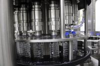 Trois dans machines d'un des 24000 de BPH remplissage d'eau en bouteille