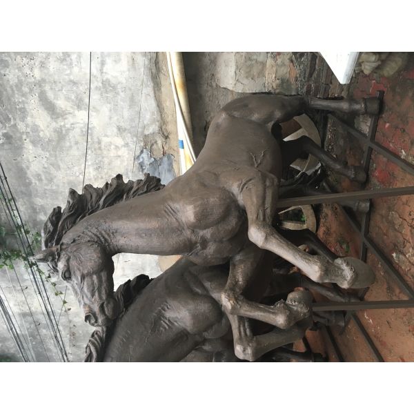 The metal cast bronze horse sculpture combination is suitable for outdoor garden decoration
