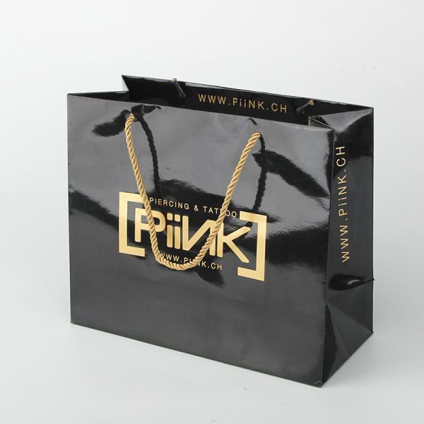 O preto relativo à promoção do saco de compras de papel brilhante personaliza sacos de papel com logotipo da folha de ouro