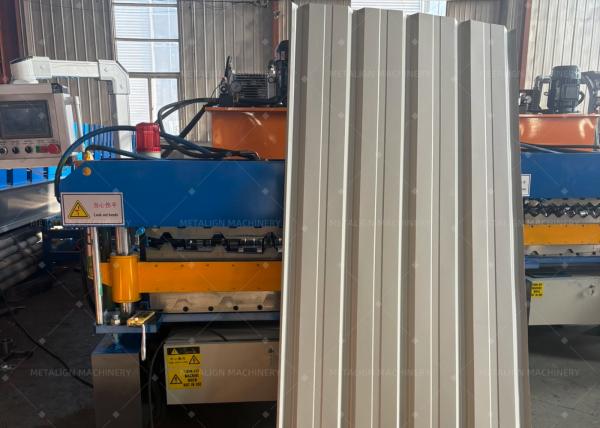 Máquina formadora de rollos de tejas metálicas accionada por cadena con diámetro de eje de 70 mm y potencia de motor de 5,5 kW