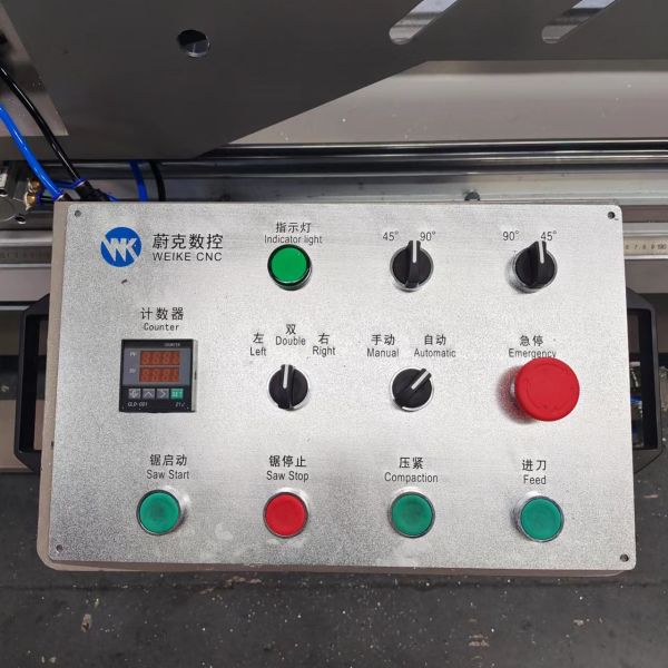 Цифровой дисплей Двойная головка Передняя пиломашина с 600 мм диаметром лезвия пилы резать 45 и 90 градусов