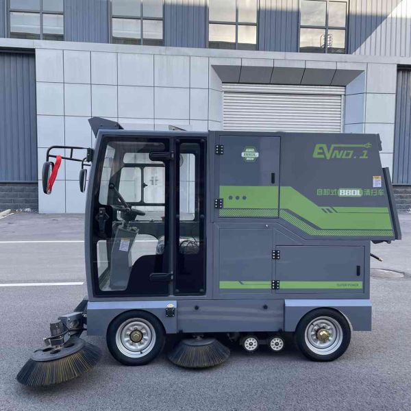 Large Ride On Industrial Sweeper High Power Dust / Debris Collection For Big Areas