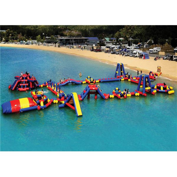 Le terrain de jeu de flottement interactif de l'eau de PVC, enfants font sauter