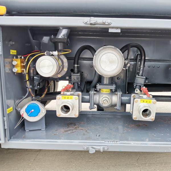 6 Wheels 5000l Fuel Oil Delivery Truck 150 - 250hp Horsepower Oil Transportation Truck