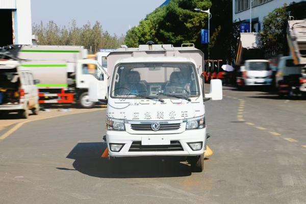Dongfeng Mini Industrial Road Sweeper Machine , Street Sweeper Cleaning Equipment
