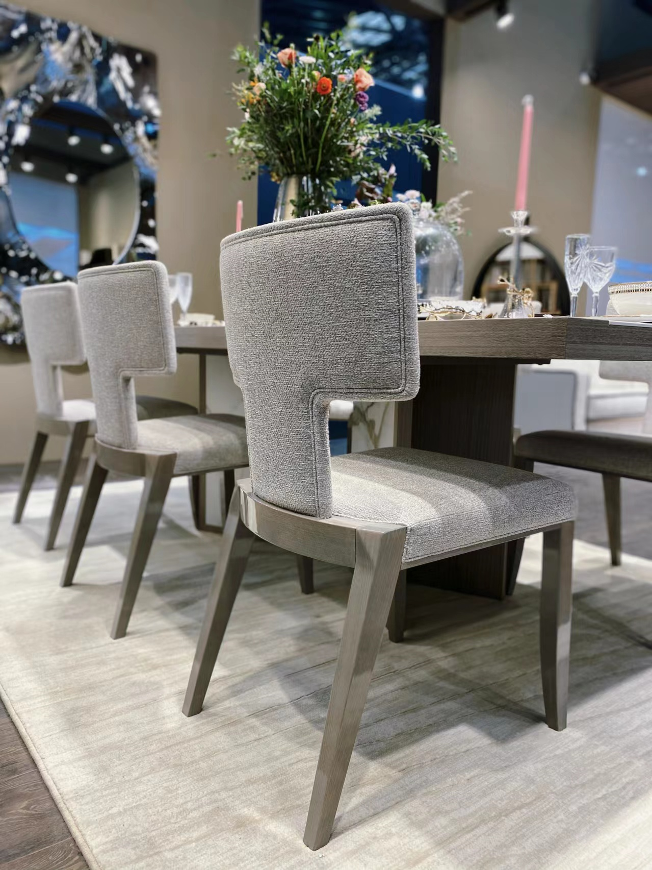 Estofamento econômico que janta cadeira do restaurante do hotel do espaldar do arco da cadeira a meia