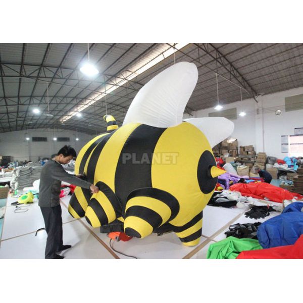 Желтый мультфильм пчелы 210D Оксфорда раздувной для упорок дисплея выставки