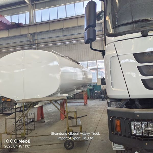 Sinotruk HOWO 6X4 20000 L 25000 L Carry Cargos Oil Tanker Truck  Oil Fuel Tank Truck