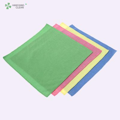 Toalha do microfiber do assoalho na sala de limpeza