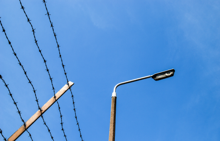 PVC Coated Lowa Barbed Wire Green Security Fence On Chain Link Fence Top