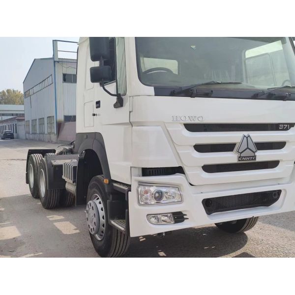 Движение правой рукой Sinotruk тракторный грузовик 6*4 Белый цвет 6800*2496*2950 мм Сиденья ≤5