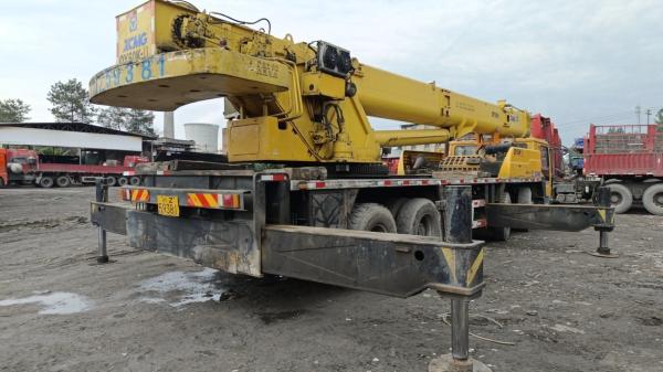 Grue pliante de 50 tonnes avec hauteur de levage maximale de 40 m à réduction spéciale