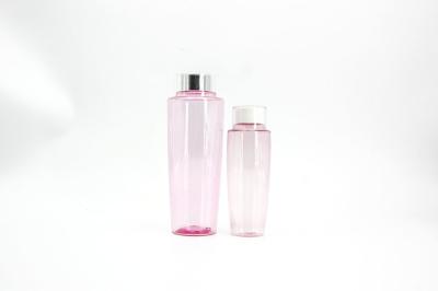 Em volta das garrafas plásticas cor-de-rosa do licor 180ml de 28mm