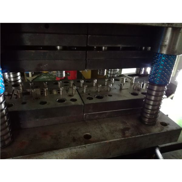 Dados progresivos autos eléctricos de la chapa, terminal automotriz del conector de los dados de formación del metal