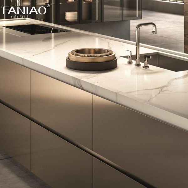 Модульная современная домашняя кухня с винным шкафчиком