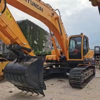 Uma escavadeira Hyundai 305lc-9T em bom estado.
