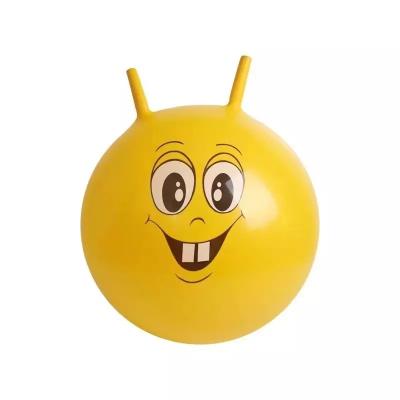 As crianças montam na bola Bouncy inflável do funil personalizaram o salto dos brinquedos da forma