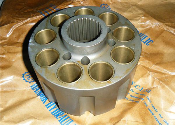 A movimentação final da máquina escavadora de Hitachi HMT36FA EX200 parte o bloco de cilindro hidráulico do motor do curso