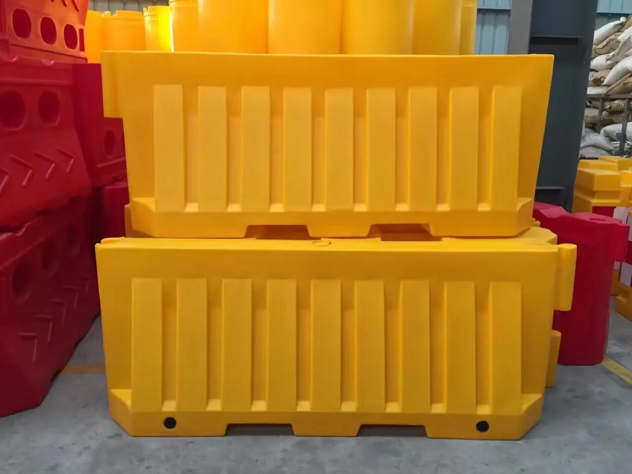 Highway Water Barrier 2m PE Water-Filled Traffic Plastic Road Barrier