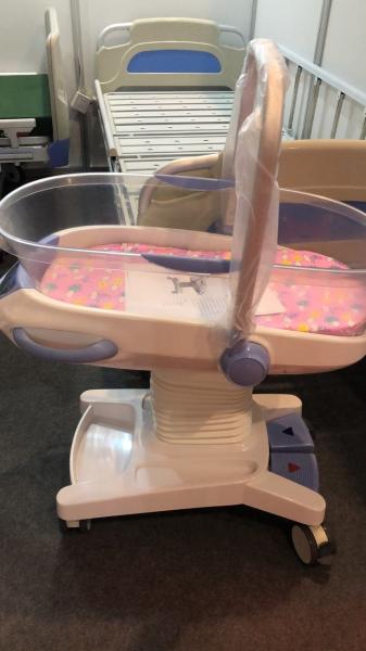 Branco do trole do bebê do hospital da carga do controle de sistema hidráulico 25kg da ucha do bebê da cama da criança do hospital