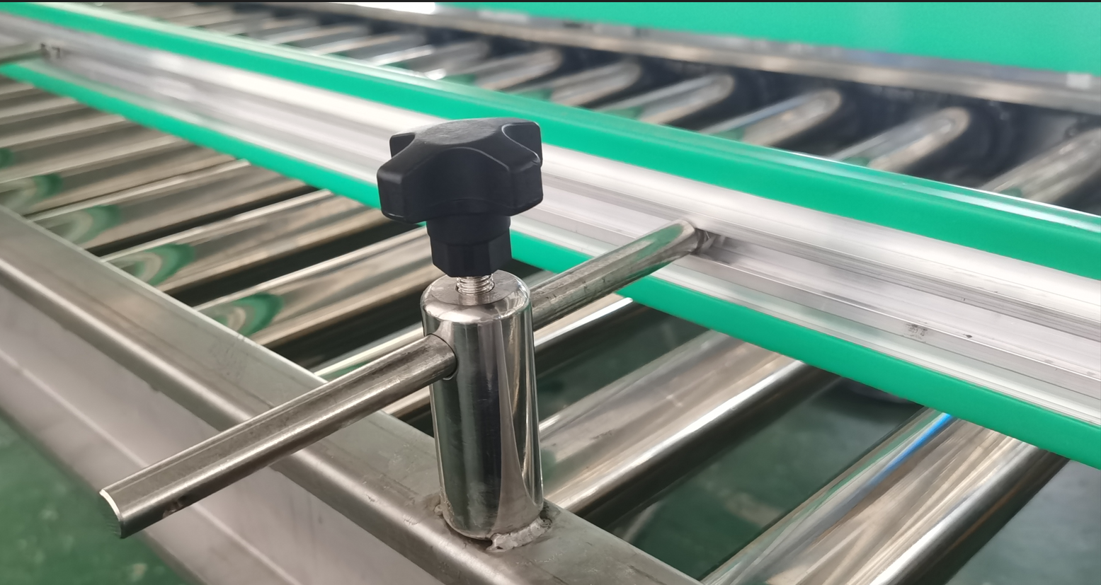 Инженер рисует стальные конечные колпачки ремни конвейерная система для упаковочной линии