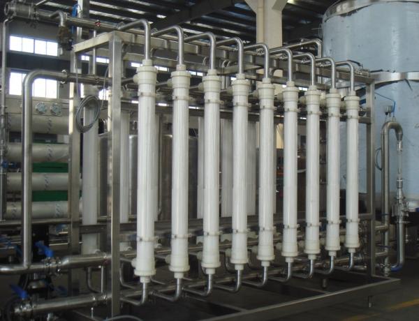 Sistema de equipamentos de tratamento de água de ultrafiltração (UF) para o processamento de água mineral