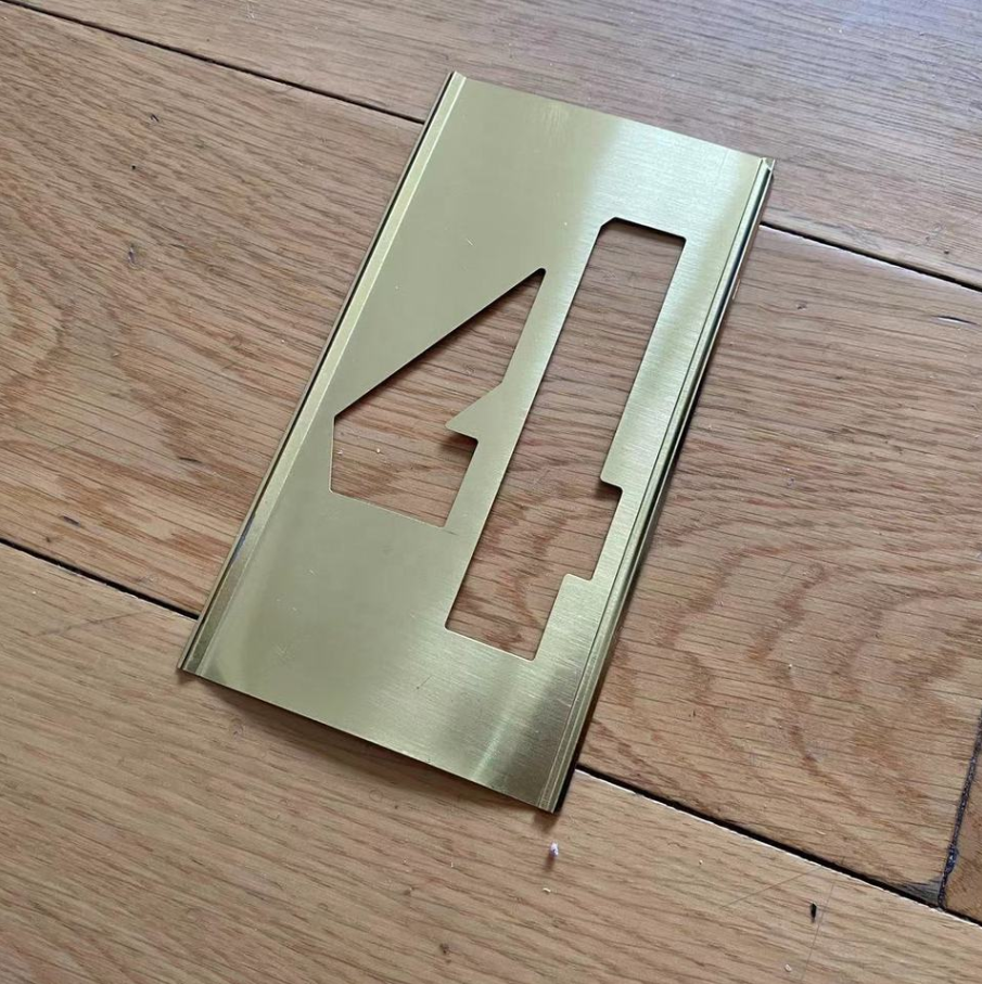 O costume de bloqueio de bronze do estêncil da letra e do número deu forma