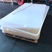 Une feuille d'acrylique en forme de couleur est taillée sur mesure avec des matières premières Mitsubishi / Lucite
