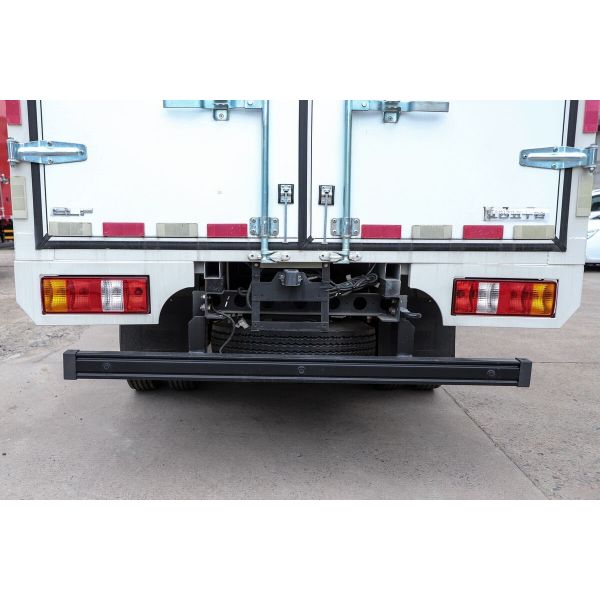 Second Hand Van Cargo Trucks Isuzu EC5 4×2 DRIVE MODE 127hp Cheap Cargo Trucks For Export