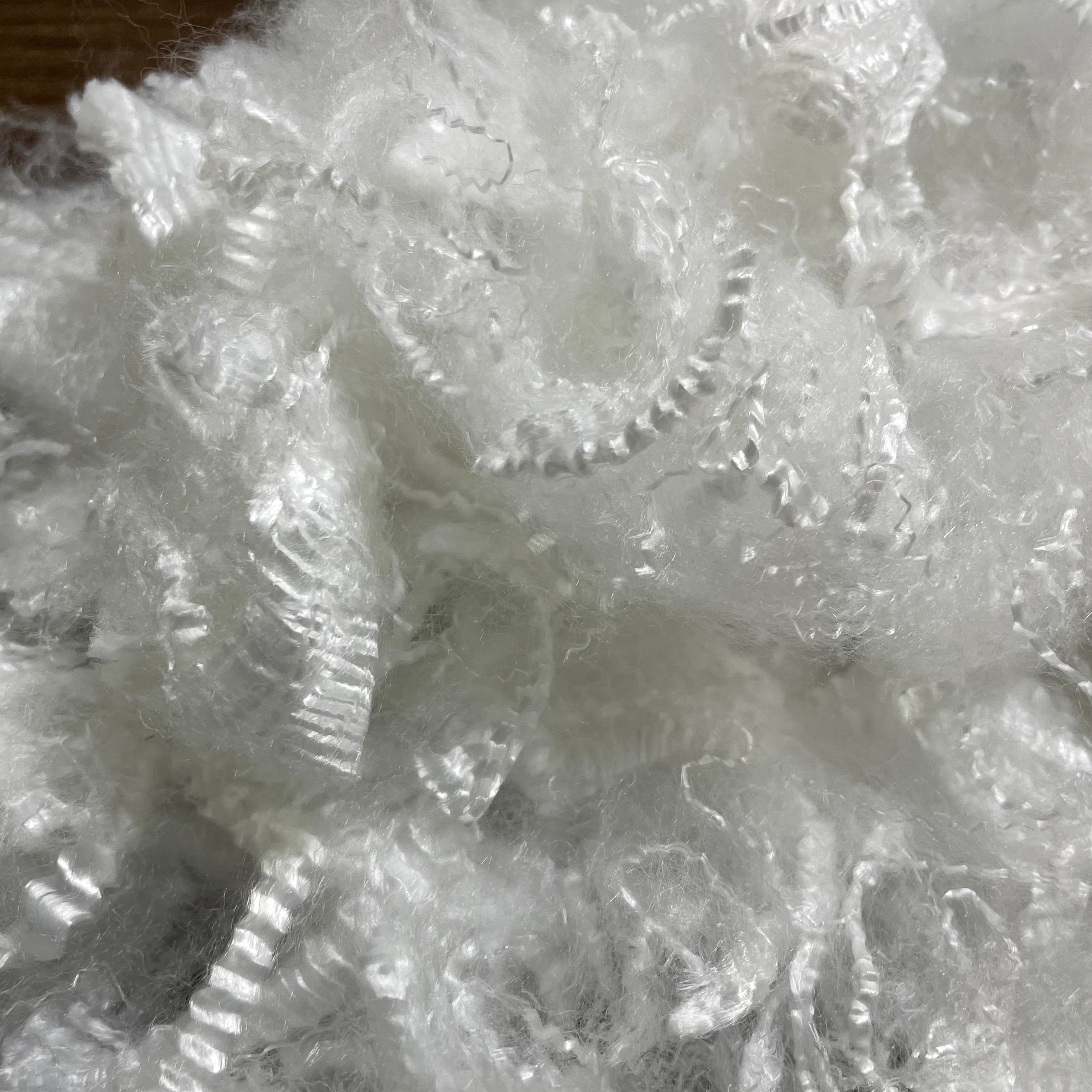 Only 40% of the dosage is needed for low melting point and enhanced hardness. It can be used for bonding clothing, bags and other scenes without the need for glue.