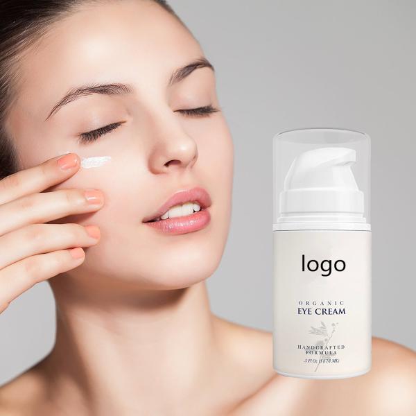 A obscuridade inferior natural orgânica do creme do olho circunda o creme hidratante nutritivo que firma a pele