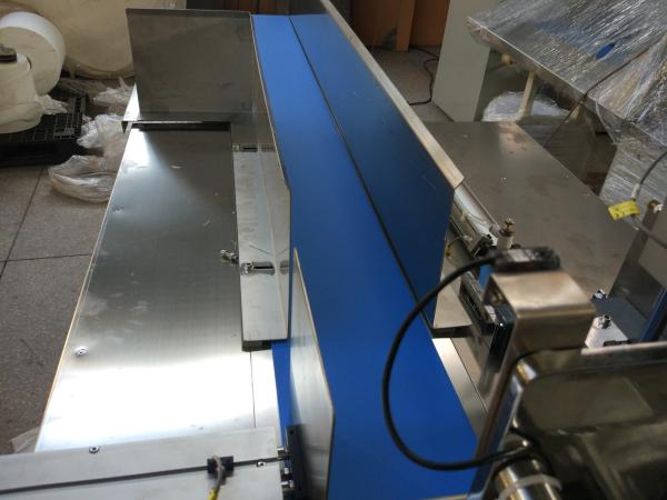 Xinyun Handwheels Tissue Paper Packaging Machine Selectable Size Food Packaging