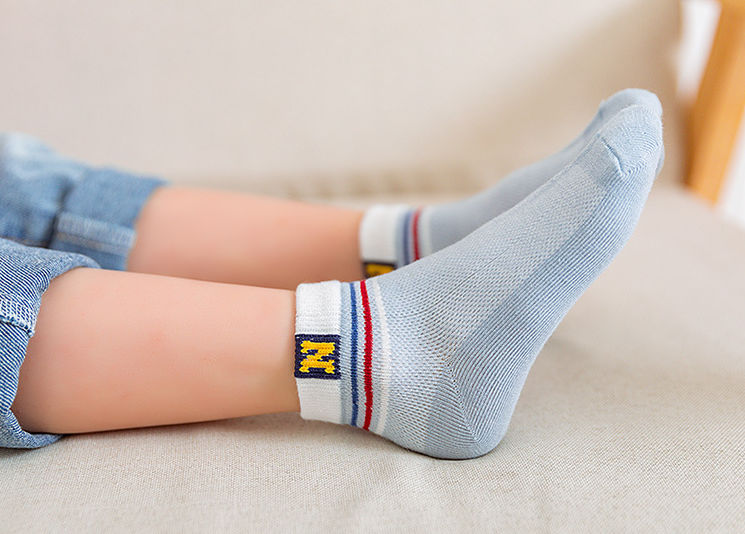 Jacquard Car Logo Kids Pop Socks , Cartoon Kids Winter Socks Customized Size