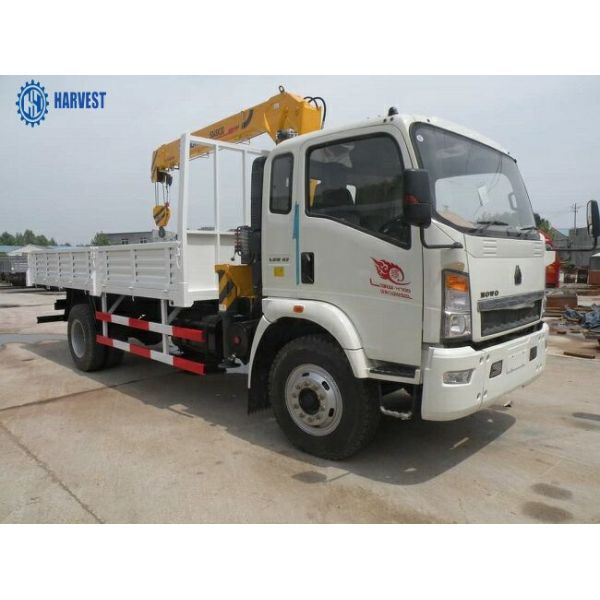 Le camion de section de Howo 4x2 10 Ton Light Cargo 4000kg 2 a monté la grue télescopique