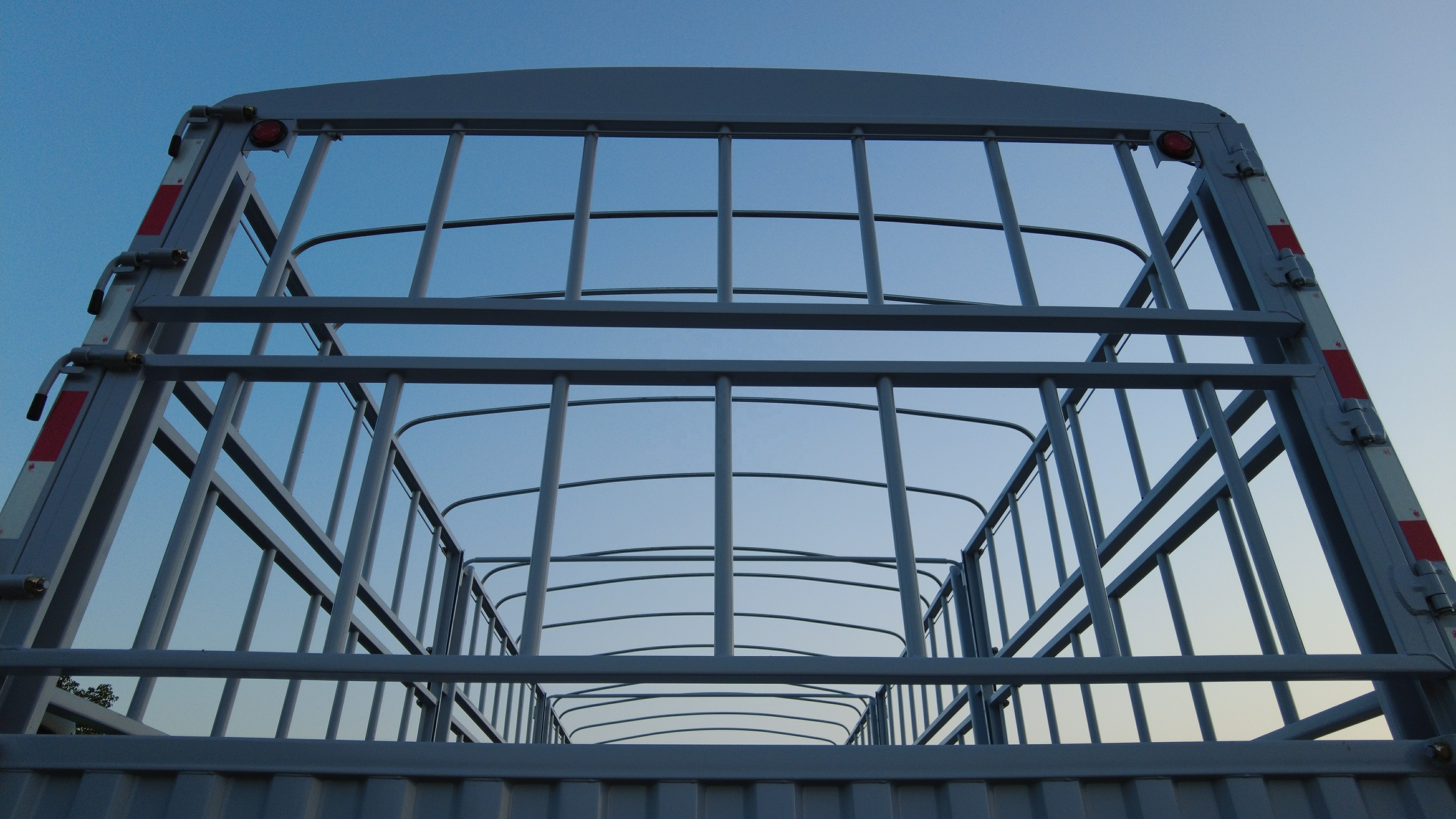 CIMC HUAJUN 11.00R20 Straight Beam Cargo Stake Fence Semi-Trailer for Cargo Transport
