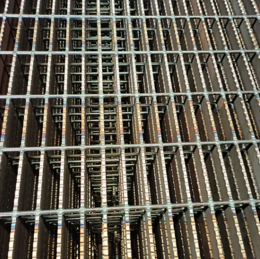 Serrated Galvanized Steel Grating with 20x3 Bearing Bar for Heavy Duty Platform Grating