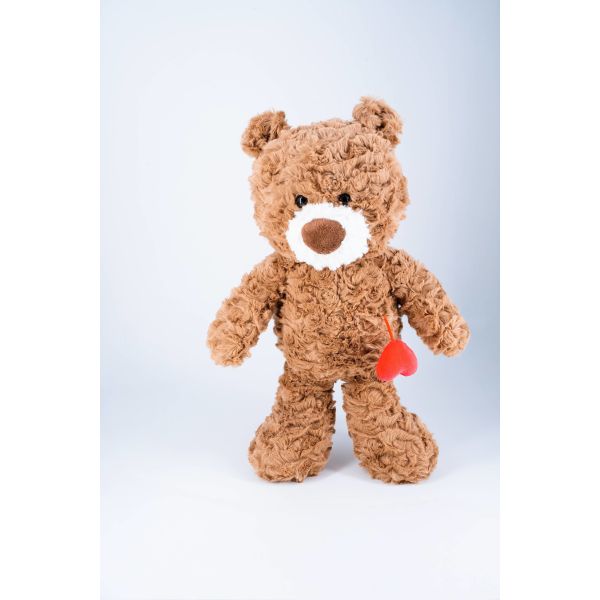 C'est un jouet doux et doux, un ours en peluche, rempli de jouets au cœur rouge, des jouets pour ours.