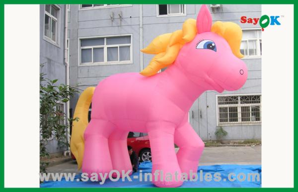 Cavalo cor-de-rosa feito sob encomenda com personagens de banda desenhada infláveis da cauda amarela