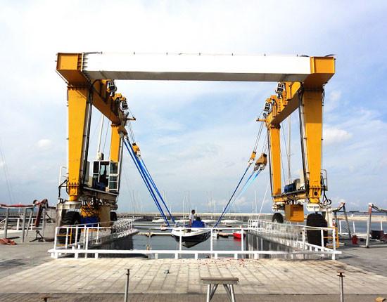 Lifting And Repair Boat Hoist Crane Color Customized With Load Capacity 300t