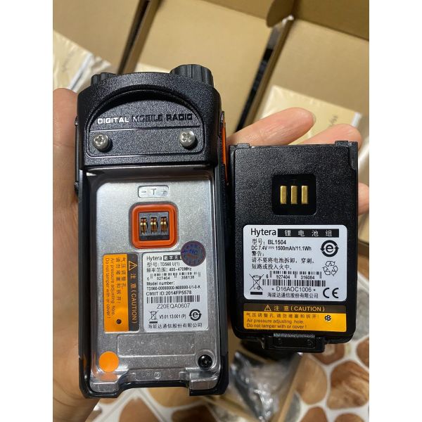 Hytera IP67 Waterproof Two-way Radio with 2000-2500mAh Battery and 5W Output Power for Reliable Industrial and Outdoor Communications