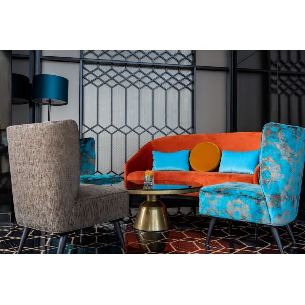 Мебель гостиничного лобби с диваном, креслом, кофейным столом