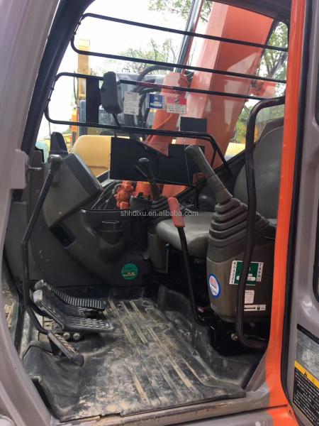 Une mini-excavatrice d'occasion Hitachi75US est à vendre. Une petite excavatrice d'occasion Hitachi75US est en bon état.