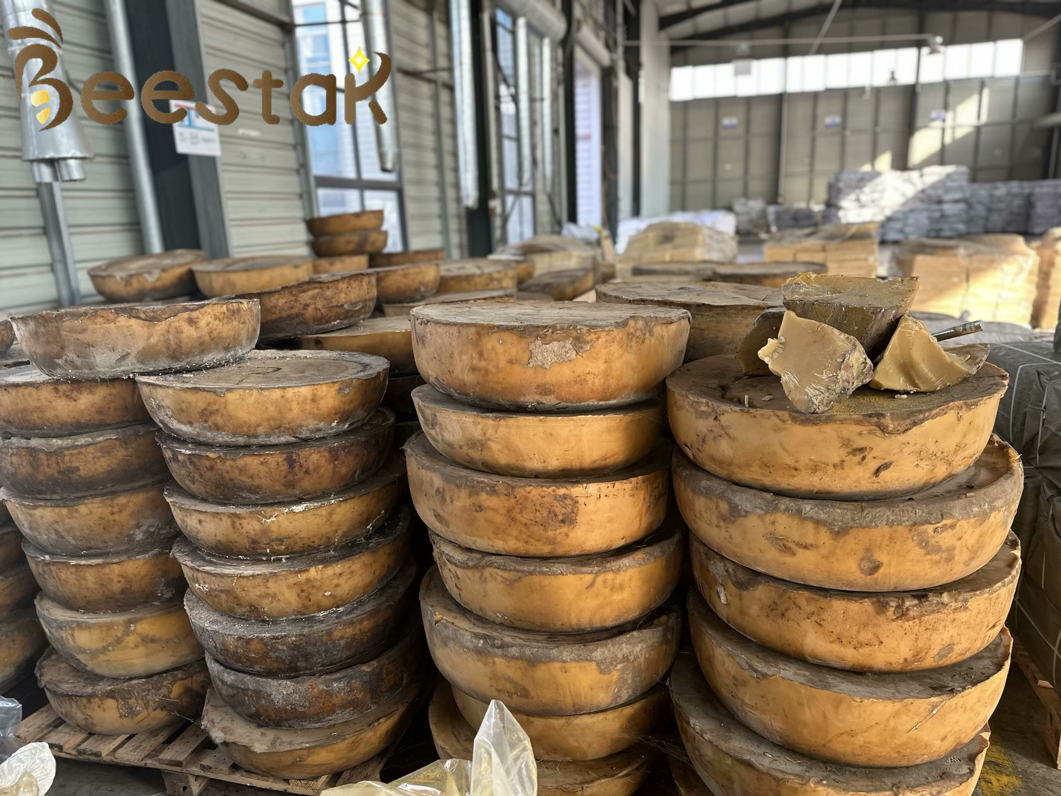 Pure Natural Beeswax Unprocessed Raw Crude Grade Food Cosmetic Grade with Melting Point 62~67℃
