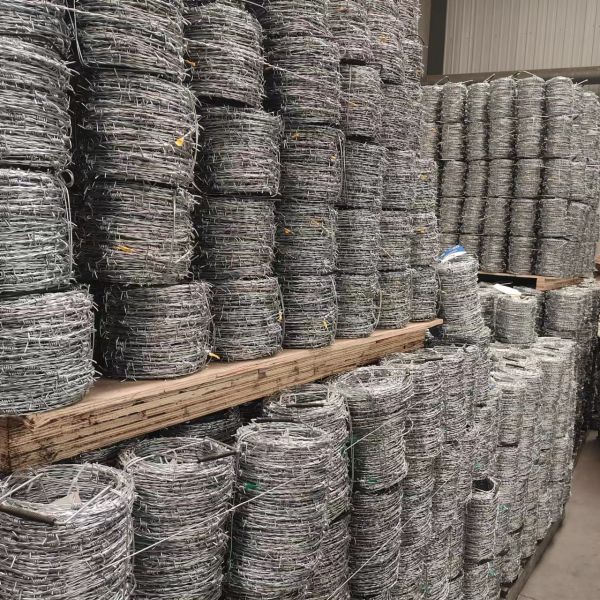 Roll Single Twisted Concertina Barbed Wire Neat And Bright In Color