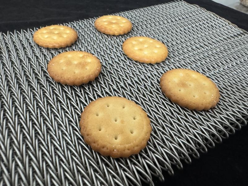 Food Grade 304 Stainless Steel Herringbone Weave Conveyor Belt for Baking Frying Freezing Line